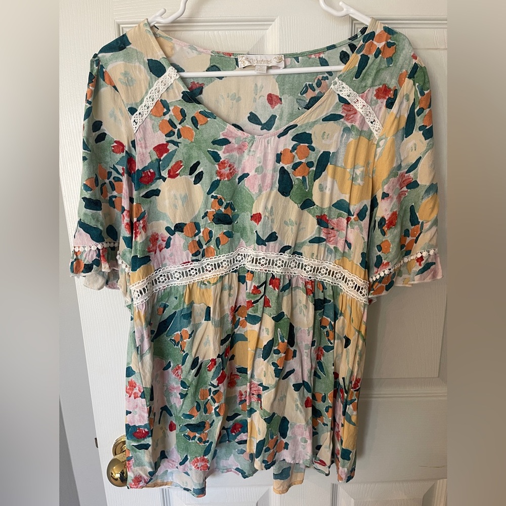 Cute floral top-size Med
